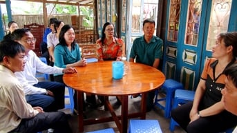 Lãnh đạo xã Ô Lâm thăm, hỗ trợ gia đình bị thiệt hại do dông lốc