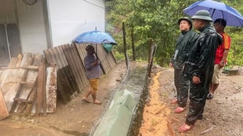 Đá rơi do sạt lở núi trong mưa lũ, cán bộ và người dân các xã Mường Xén, Mường Típ (Nghệ An) may mắn thoát nạn trong gang tấc