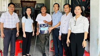 Chánh Thanh tra tỉnh Tây Ninh thăm, tặng quà gia đình chính sách tiêu biểu trên địa bàn phường Long Hoa