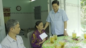 Lãnh đạo xã Tân Thới thăm, tặng quà gia đình chính sách dịp 27-7