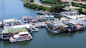 Thời tiết thất thường, tàu du lịch lơ là an toàn sẽ cấm rời bến