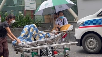 Y bác sĩ dầm mưa, vượt bão cấp cứu bệnh nhân