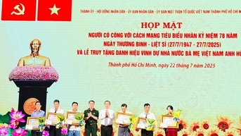 ទីក្រុងហូជីមិញ៖ ជួបសំណេះសំណាលជាមួយជនឆ្នើមចំនួន ១៨៥ នាក់ ជាមួយនឹងការរួមចំណែកបដិវត្តន៍