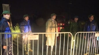 Xã Phúc Lộc “rào chắn” không cho phương tiện đi qua vị trí đê nứt tại Sen Chiểu