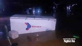 Lũ lên quá nhanh, Mường Xén (Nghệ An) chìm trong biển nước, nhiều nơi ngập đến cổ người lớn, người dân chạy lũ trong đêm