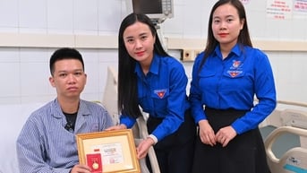 Trao Huy hiệu Tuổi trẻ dũng cảm cho thanh niên cứu 4 người trong vụ lật tàu
