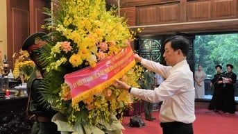 Đồng chí Nguyễn Duy Ngọc, Ủy viên Bộ Chính trị, Bí thư Trung ương Đảng, Chủ nhiệm Ủy ban Kiểm tra Trung ương dâng hương tại ATK Định Hóa, tỉnh Thái Nguyên và thăm gia đình người có công tại tỉnh Lạng Sơn