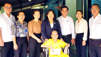 Phó Chủ tịch HĐND TPHCM Nguyễn Trường Nhật Phượng thăm, tặng quà các gia đình chính sách