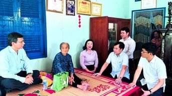 Văn phòng Quốc hội thăm, tặng quà cho Bà mẹ Việt Nam Anh hùng tại tỉnh Tây Ninh