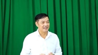 Phó Chủ tịch UBND tỉnh Lê Trọng Yên làm việc, tặng quà tại xã Nam Dong