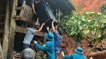 Nỗ lực hỗ trợ người dân bản Mông xã Tri Lễ khắc phục hậu quả lũ lụt