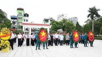 Lãnh đạo xã Thường Tín dâng hương tưởng niệm các Anh hùng liệt sỹ