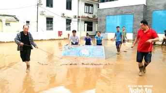 Người dân Mường Xén (Nghệ An) phá cửa vào nhà, vớt vát tài sản bị ngập vùi sau lũ