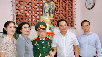 Chủ tịch UBND TPHCM thăm hỏi, tặng quà các đồng chí thương bệnh binh, người có công