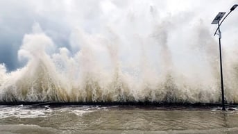 Sẵn sàng ứng phó với áp thấp nhiệt đới trên Biển Đông, phòng tình huống xấu