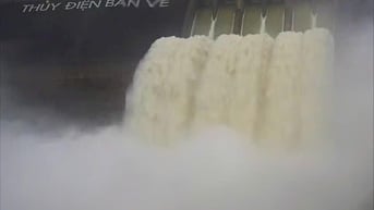 Cận cảnh Thuỷ điện Bản Vẽ tiếp tục điều tiết lũ vào sáng 23/7