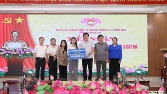 Ủy ban MTTQ Việt Nam tỉnh Nghệ An tiếp nhận 500 triệu đồng ủng hộ người dân khắc phục hậu quả sau bão số 3