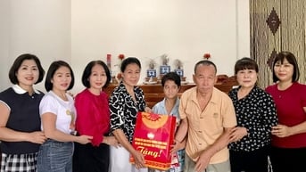 Các đơn vị tặng quà gia đình chính sách phường Minh Xuân