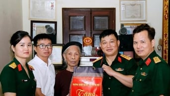 Trường Quân sự Bộ Tư lệnh Thủ đô Hà Nội thăm, tặng quà Bà mẹ Việt Nam anh hùng