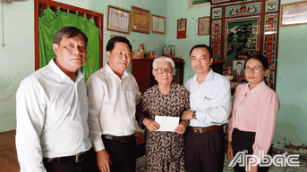 Xã Chợ Gạo: Tổ chức 11 đoàn thăm, tặng quà ghia đình chính sách, người có công dịp 27-7