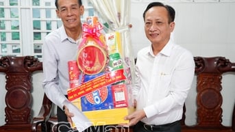 Chủ tịch HĐND tỉnh Phạm Văn Thiều tri ân gia đình chính sách