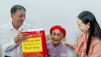 Lãnh đạo tỉnh thăm, tặng quà gia đình người có công với cách mạng tại phường Vũ Phúc