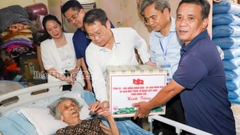 Đồng chí Nguyễn Mạnh Hùng, Phó Bí thư Tỉnh ủy, Chủ tịch Ủy ban MTTQ Việt Nam tỉnh thăm, tặng quà người có công, gia đình chính sách