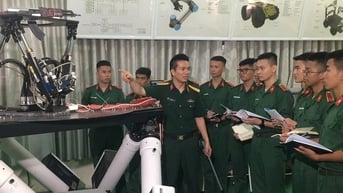 Một trường quân đội đặt điểm chuẩn C00 và A00 chênh đến 3,5 điểm