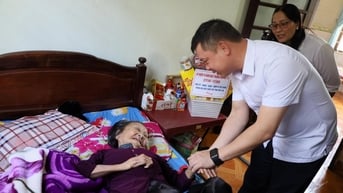 Phó Bí thư Tỉnh ủy Đỗ Hữu Huy thăm, tặng quà các Mẹ Việt Nam Anh hùng