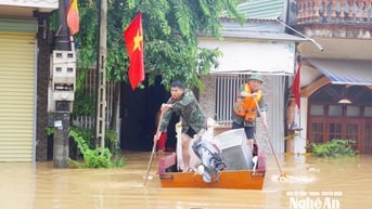 Lực lượng vũ trang ứng trực 24/24h, khẩn trương hỗ trợ sơ tán dân vùng lũ miền Tây Nghệ An