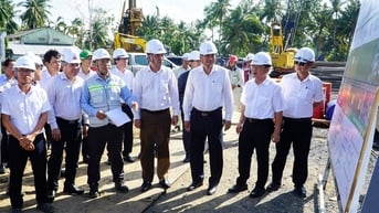 Chủ tịch UBND tỉnh Lữ Quang Ngời kiểm tra tiến độ cầu Đại Ngãi 1