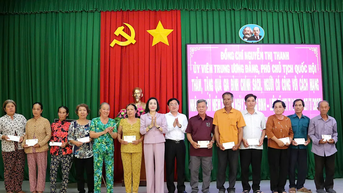 Phó Chủ tịch Quốc hội Nguyễn Thị Thanh tặng quà gia đình chính sách, bộ đội biên phòng ở biên giới Tây Nam
