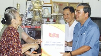 Phó Bí thư Tỉnh ủy Kim Ngọc Thái thăm, tặng quà gia đình chính sách tại xã Long Hồ