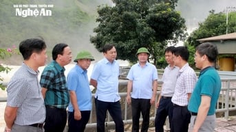 Thứ trưởng Bộ Nông nghiệp và Môi trường Nguyễn Hoàng Hiệp kiểm tra vận hành hồ chứa thủy điện Bản Vẽ
