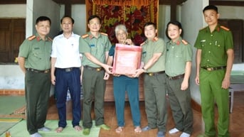 Công an TP. Huế thăm hỏi các gia đình chính sách