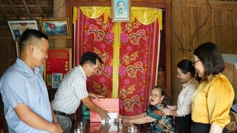 Xã Hiệp Đức thăm, tặng quà 100 gia đình chính sách