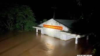 Mưa lũ chia cắt nhiều đồn biên phòng và xã biên giới Nghệ An, lực lượng bộ đội căng mình giúp dân khắc phục hậu quả