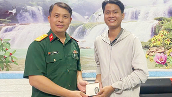 Trung tá Phạm Văn Công trao trả tài sản cho người đánh rơi