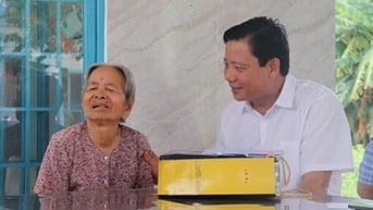 Phó Chủ tịch UBND tỉnh Phạm Tấn Hòa thăm, tặng quà gia đình chính sách tại xã An Ninh