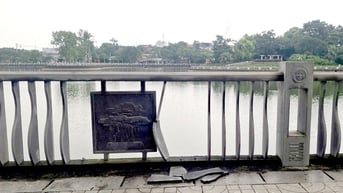 Xuất hiện tình trạng phá hàng lan can tại bờ hồ Tân Quang