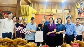 Thăm, tặng quà các gia đình chính sách phường Mộc Châu