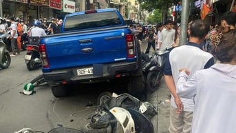 Ô tô bán tải đâm trúng loạt xe máy ở Hà Nội, người dân khênh xe cứu nạn nhân