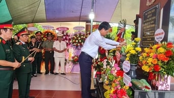 Phó Bí thư Thành ủy Ngô Xuân Thắng dự lễ dâng hương tại Bia tưởng niệm Liệt sĩ đặc công - Biệt động thành Đà Nẵng