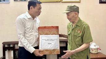 Lãnh đạo phường Tam Thanh thăm, tặng quà các gia đình chính sách