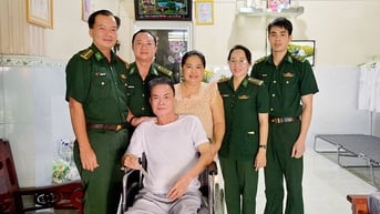 Bộ đội Biên phòng tỉnh An Giang thăm, tặng quà người có công