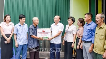 Đồng chí Đặng Thanh Giang, Phó Chủ tịch HĐND tỉnh thăm, tặng quà gia đình chính sách, người có công với cách mạng