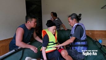 Đội thiện nguyện dùng xuồng cao su cứu nhiều người dân vùng ngập lụt đến nơi an toàn