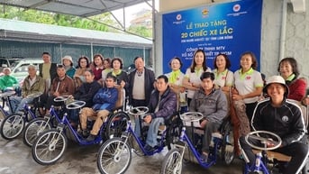 Trao tặng 20 xe lắc cho người khuyết tật và quà cho trẻ mồ côi