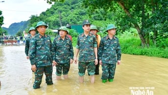 Trung tướng Hà Thọ Bình, Tư lệnh Quân khu 4 kiểm tra, chỉ đạo khắc phục hậu quả mưa lũ ở miền Tây Nghệ An