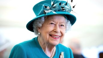 Triển lãm thời trang kỷ niệm 100 năm ngày sinh Nữ hoàng Elizabeth II